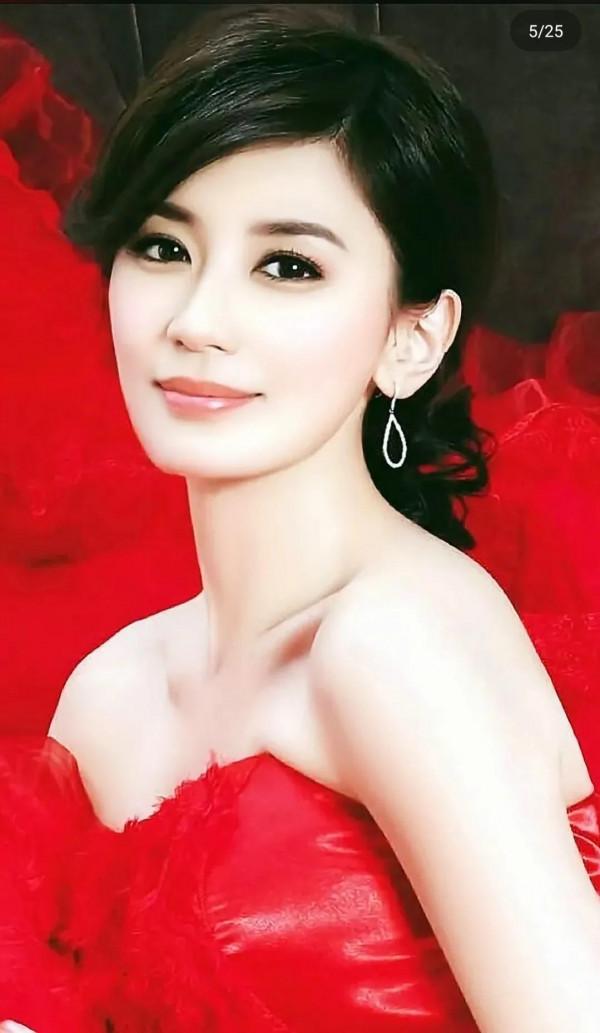 實力派演員賈靜雯1974年