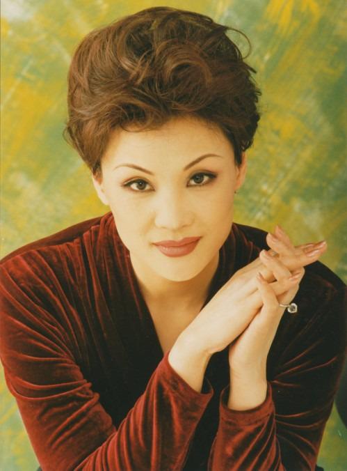 範琳琳:28歲嫁恩師,對母親有虧欠,兩枚軍功章陪伴去世父母 範琳琳:28歲嫁恩師,對母親有虧欠,兩枚軍功章陪伴去世父母