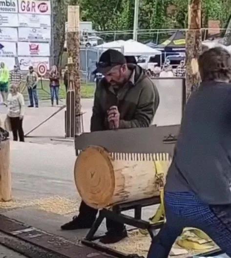 梳子鋸就是比三角鋸厲害，一個人幾下就把大圓木鋸斷