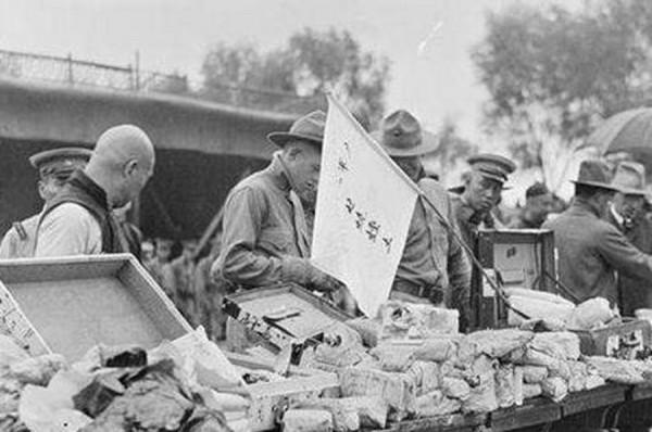 廣西匪首獲死刑後天天研究藥書，遭眾人嘲笑，不久志願軍來信感謝