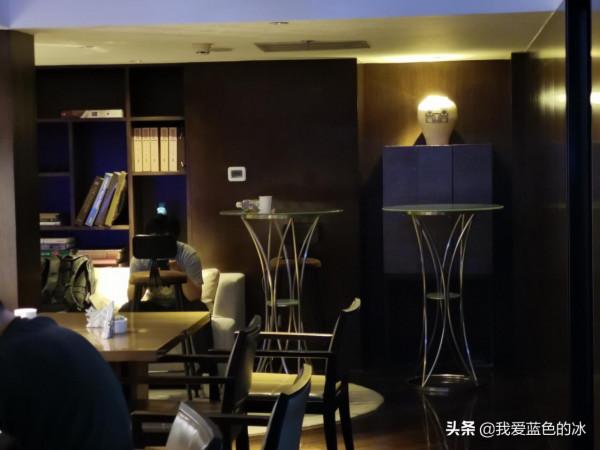 在北京入住的一家酒店的行政酒廊裡，欣賞故宮景色的晚餐