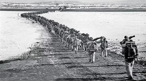 這位志願軍孤身一人突圍，還消滅了64個敵人，周總理親自敬酒