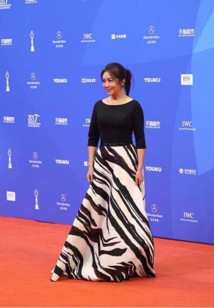 52歲江珊總把基礎款穿出減齡感，她是如何做到的？