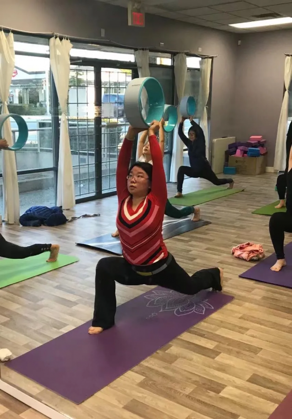 溫哥華40+的三娃媽,八塊腹肌活出少女感!Vicky:感恩瑜伽 溫哥華40+的三娃媽,八塊腹肌活出少女感!Vicky:感恩瑜伽