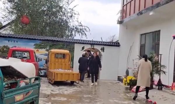 大衣哥家買石頭布置新房子