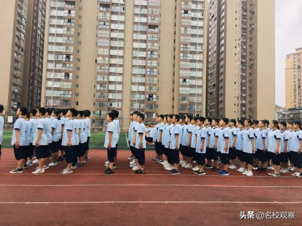 武勝超前，300餘名新生集結綠茵場，氣宇軒昂，激情飛揚