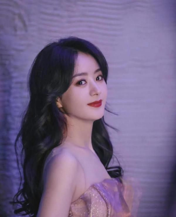 不是科班出身的女神趙麗穎現身春晚，註定虎年又是大紅大紫