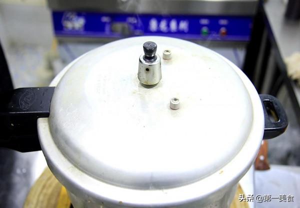 滷燒鴨，鴨肉入味難？廚師長教你一招，肉質紅潤不柴，入味到骨