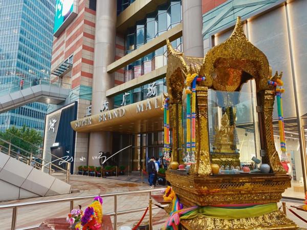 上海東方明珠對面的老牌商場，來自泰國，80後表示：名字太熟悉