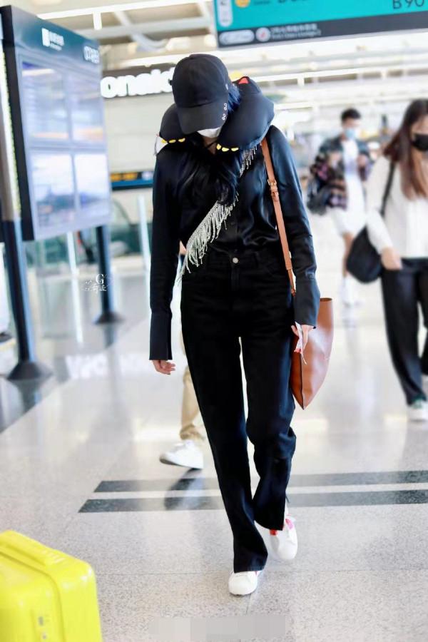 關曉彤造型夠洋氣,穿一身黑配玫粉鞋,這搭配高階感滿滿 關曉彤造型夠洋氣,穿一身黑配玫粉鞋,這搭配高階感滿滿