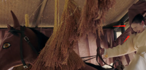 鞠婧禕新劇現騷操作！馬戴美瞳畫眼線，這女演員衣服裡露出個啥？