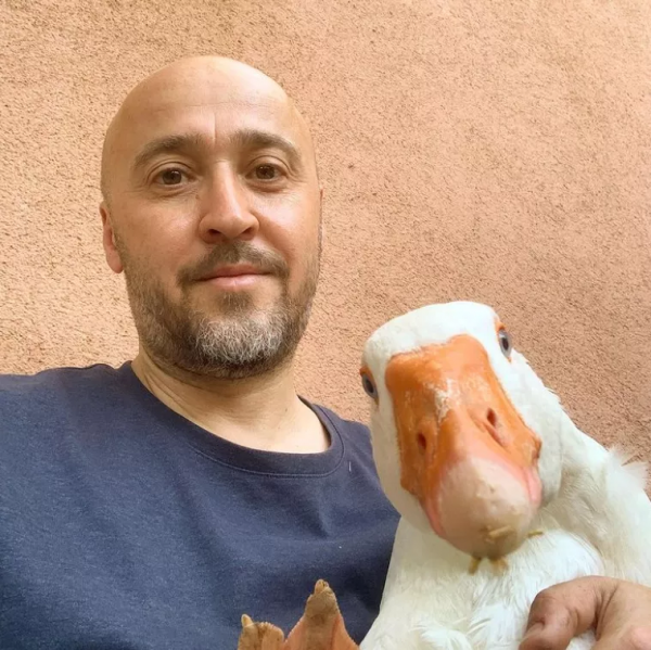 土耳其大叔自從收養了流浪動物後,愛心氾濫一發不可收拾了 土耳其大叔自從收養了流浪動物後,愛心氾濫一發不可收拾了