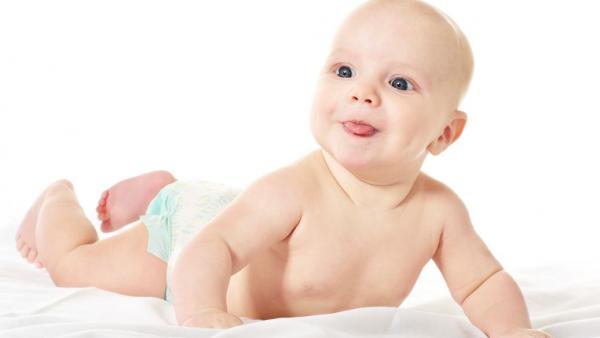 給孩子穿紙尿褲好，還是用尿布好呢？