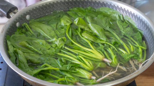 冬天，推薦多吃“2白2綠1黑”，營養又滋潤，增強體力還美味