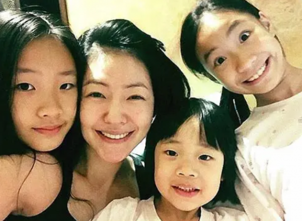 生下3胎的8個明星家庭：有人5年內連生3娃，有人46歲了還敢產子