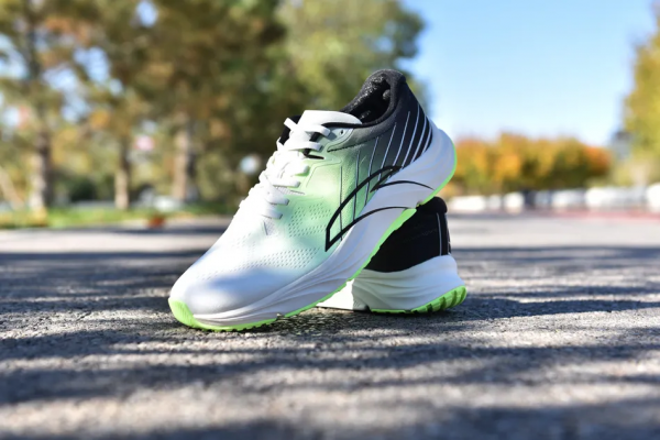 這雙專為柏油路而“生”的跑鞋,它在包裹和耐磨上到底有多香? 這雙專為柏油路而“生”的跑鞋,它在包裹和耐磨上到底有多香?