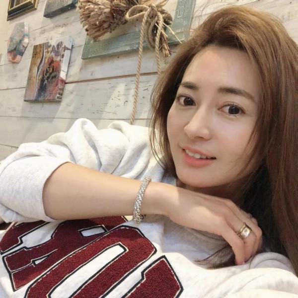這對母女的顏值、身材和衣品都太絕了！基因實在強大&hellip;