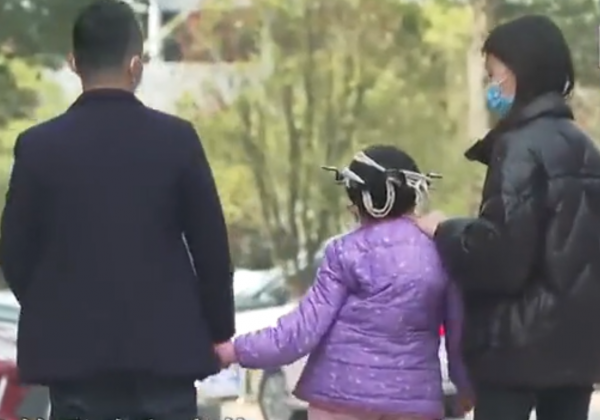 11歲“麻花女孩”李潔智力低於2歲，後背植入30顆螺釘，後來怎樣