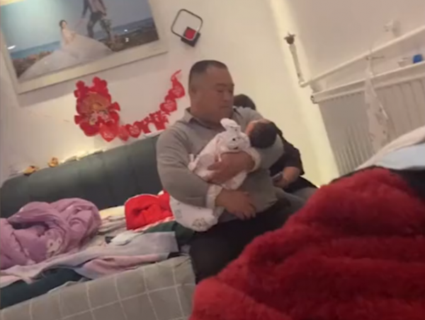 山東一女兒生完寶寶，爸爸溫柔抱著外孫女哄入睡，女兒瞬間破防