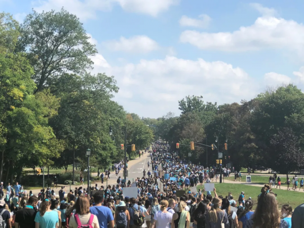 加拿大名校爆發大規模抗議 場面震撼 女生怒爆:被男同學壓床上性侵 加拿大名校爆發大規模抗議 場面震撼 女生怒爆:被男同學壓床上性侵