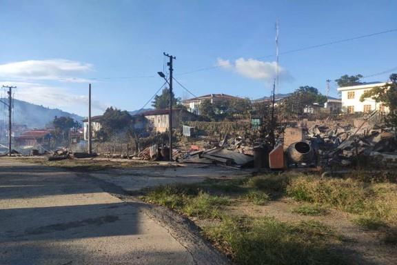 緬甸欽邦丹朗鎮因武裝衝突發生火災 70多棟房屋被燒燬