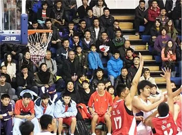 9年前“小姚明”張佳迪逝世，郭士強痛哭惋惜，其骨灰撒向了大海