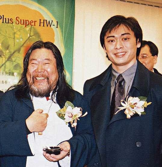 原來樊少皇的父親也參演了《力王》，演了一個反派，結局很慘