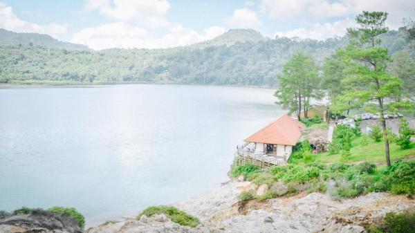 印尼有個湖泊會冒煙，時不時飄來臭雞蛋味，旁邊居然建起了咖啡廳