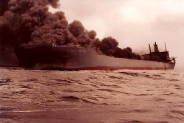 海上噩夢：兩艘超級油輪相撞，大火燒了16天，28萬噸原油全部洩漏