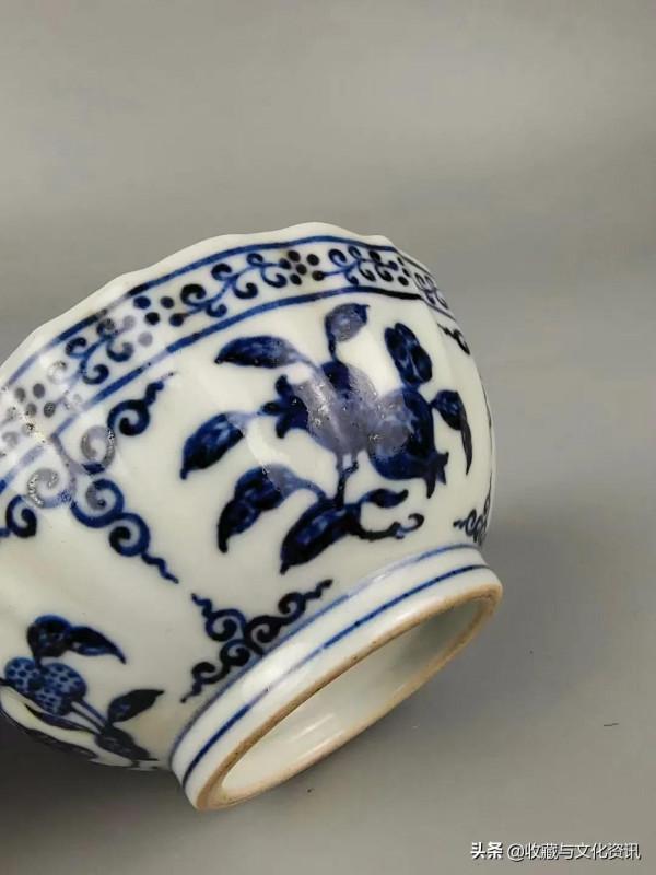 明青花花卉纏枝蓮忍冬紋花口杯鑑賞