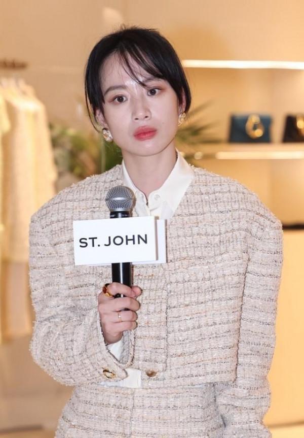 李夢的長相很有辨識度,穿貴婦風格的衣服,真的太有魅力了 李夢的長相很有辨識度,穿貴婦風格的衣服,真的太有魅力了