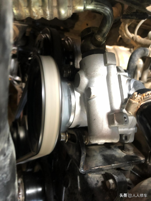 冷車啟動打方向時嗡嗡響，並且轉動方向盤時會感覺到很重是啥情況