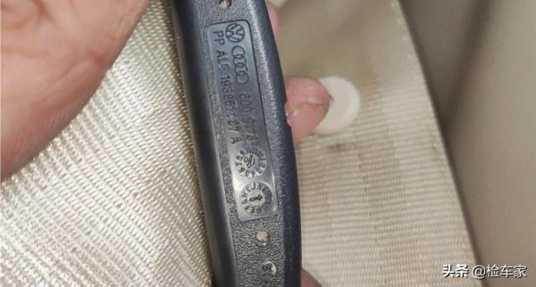 報價2萬塊的大眾朗逸，掀開地膠竟發黴長毛，車主讓價一千成交