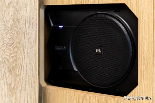 228&period;8w碳纖維交期長&quest;選141&period;8w的玻璃鋼&comma;除車身以外所有配置都一樣