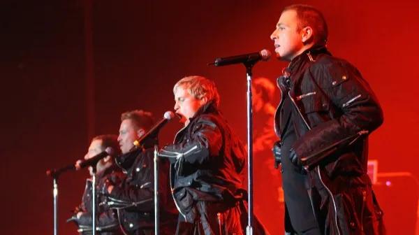 “西城男孩”中文唱《平凡之路》，有人說：歸來任是少年