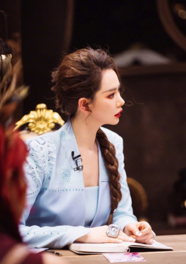 戚薇冰雪女王造型驚豔觀眾