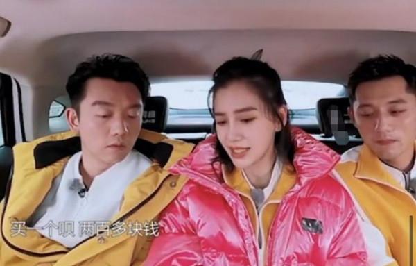 35歲鄭愷現身菜市場,蹲在地上買南瓜,路人凌晨圍觀太熱鬧 35歲鄭愷現身菜市場,蹲在地上買南瓜,路人凌晨圍觀太熱鬧