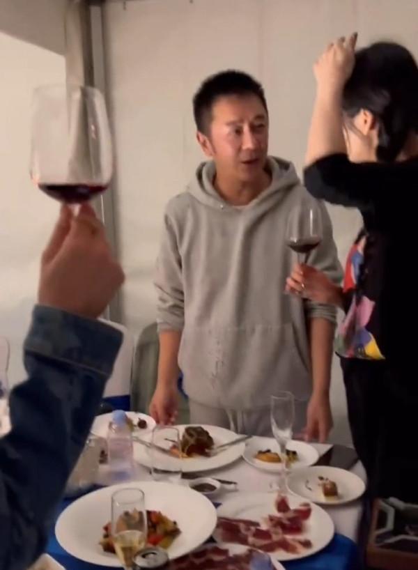 眾星聚會影片曝光,鄒市明夫婦與張晉熱聊,黃曉明在角落埋頭吃飯 眾星聚會影片曝光,鄒市明夫婦與張晉熱聊,黃曉明在角落埋頭吃飯