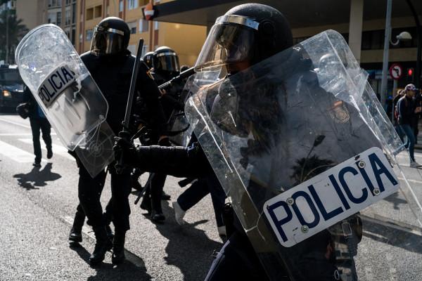 西班牙2萬名工人舉行罷工抗議 街頭燃燒垃圾箱與警方爆發衝突