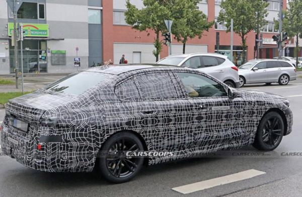 全新一代寶馬5系路試諜照曝光，雙聯屏加持，換擋居然用旋鈕