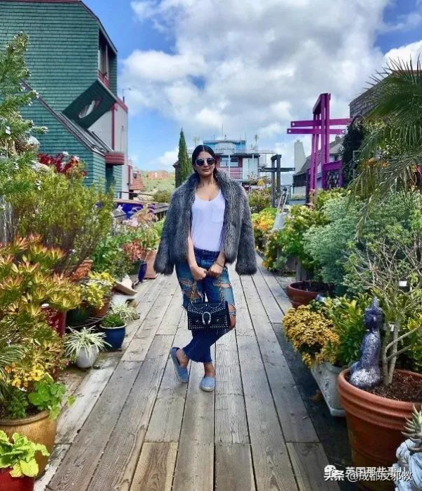 印度一新娘在婚禮上穿西褲被網友狂噴,網友:你應該去自殺 印度一新娘在婚禮上穿西褲被網友狂噴,網友:你應該去自殺