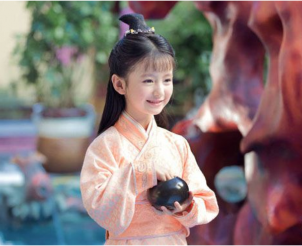 關曉彤蔣依依是“國民閨女”過去式了，新晉小小花一個比一個靈