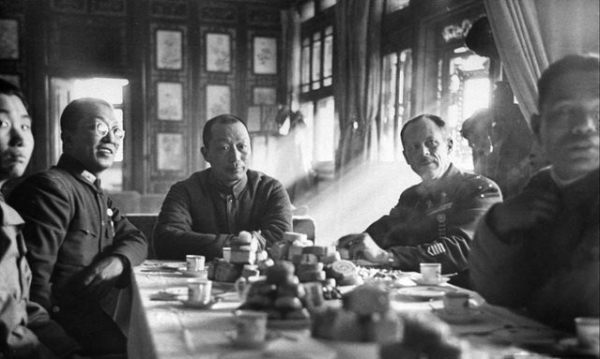 解放前，國軍少將闖入一地下黨房間，拔槍道：我有重要情報給黨