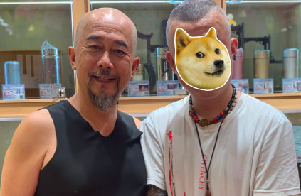 68歲戲骨獨自提行李拍戲，無助理被誤認為龍套，合作伙伴現身力挺