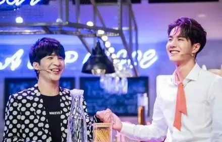 何炅被實名舉報？蔡少芬張晉合體營銷？王一博被節目組退貨？