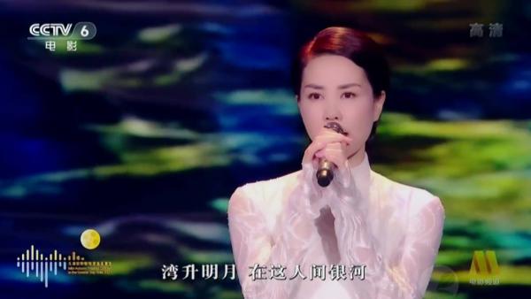 王菲謝霆鋒同場亮相中秋晚會，小謝聽女友名字無反應，表情有點僵