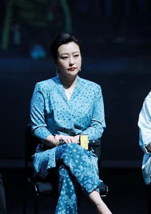 郝蕾穿西裝出席活動，未修圖雙下巴明顯，好在打扮優雅，仍驚豔了