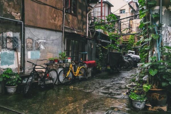 破舊市井裡，卻藏著煙火氣的院子生活
