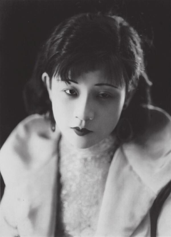 阮玲玉的葬禮：5名少女追隨而去，20名大腕抬棺，30萬人為她送行