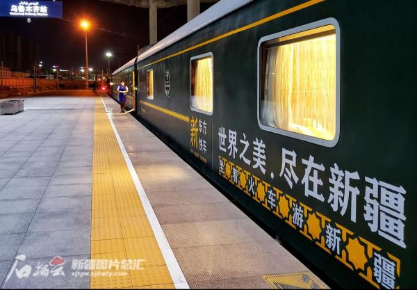 金秋時節,百餘名遊客乘“新東方快車”遊新疆 金秋時節,百餘名遊客乘“新東方快車”遊新疆
